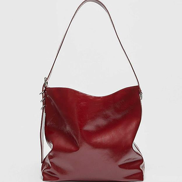 Imagen principal - Bolso bucket efecto piel (22,99€)/ Bolso hombro luna (15,99€)/ Bolso bandolera hebilla (17,99€)