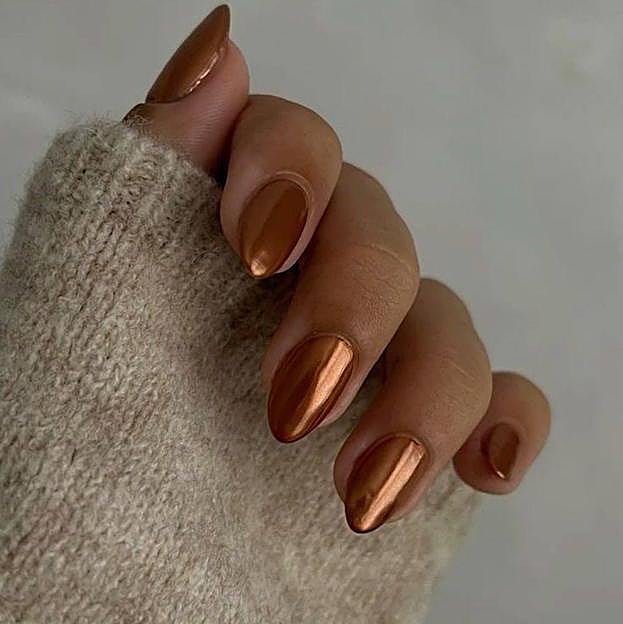 Las copper nails son la tendencia viral de uñas en Instagram que tienes que llevar en otoño 2024