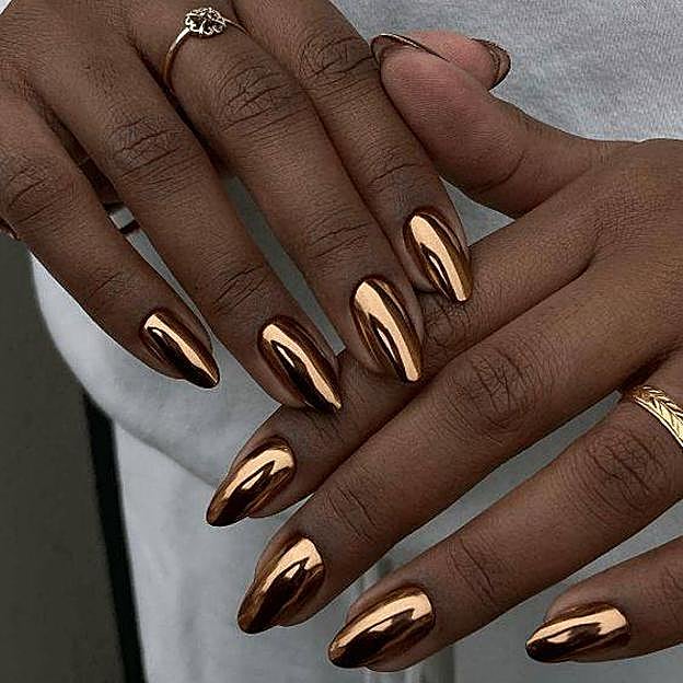 Manicura color cobre metalizada