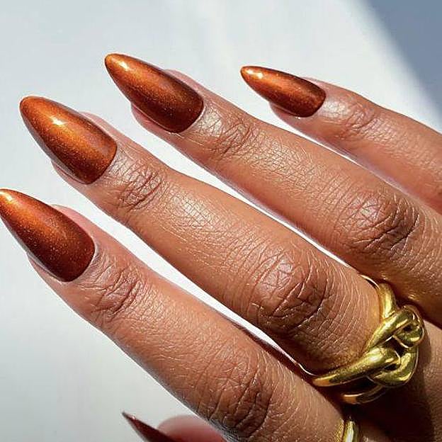 Manicura color cobre con acabado de purpurina