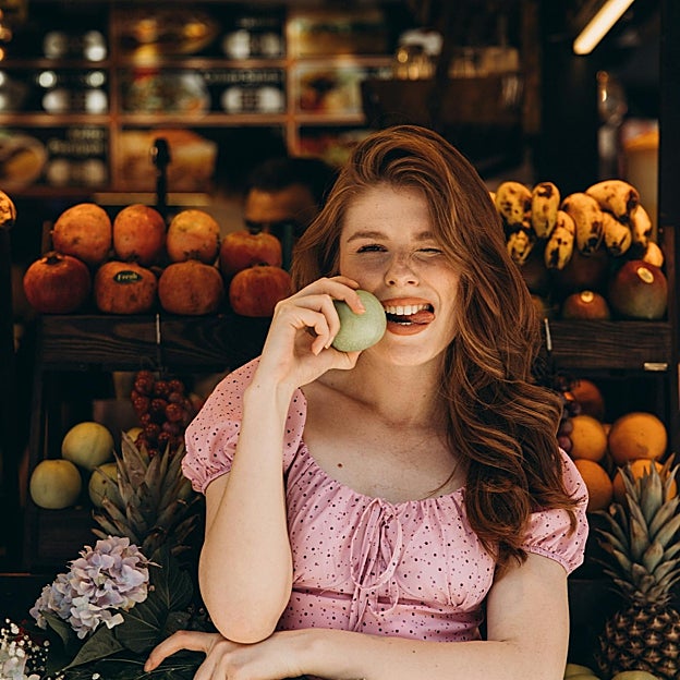 La fruta ignorada en España que retrasa el envejecimiento y mejora el colesterol a partir de los 50