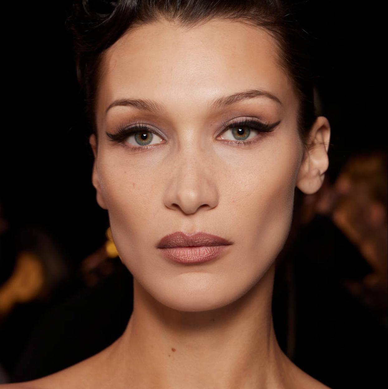 Modelo con lápiz de ojos color negro