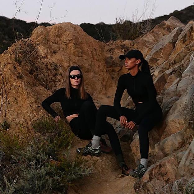 Mujeres realizando ejercicio al aire libre. 