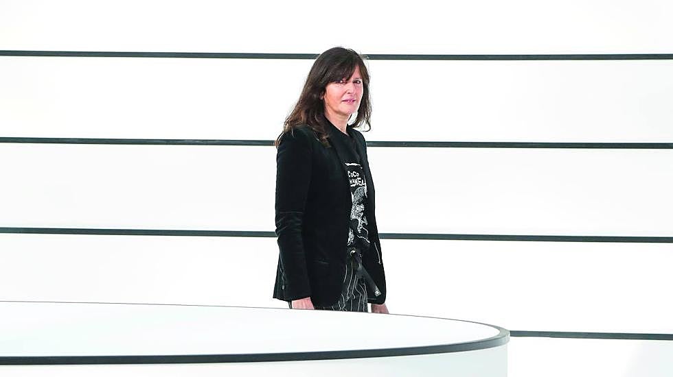 Virginie Viard al final de un desfile de Chanel. 