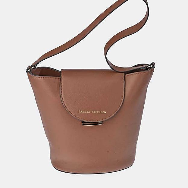 Bolso crossbody Sandra Fleckled con solapa y bandolera ancha en piel color habana (185€)