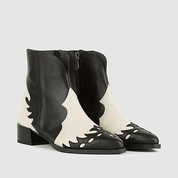 Botines planos de mujer de piel en color blanco y negro (115€)