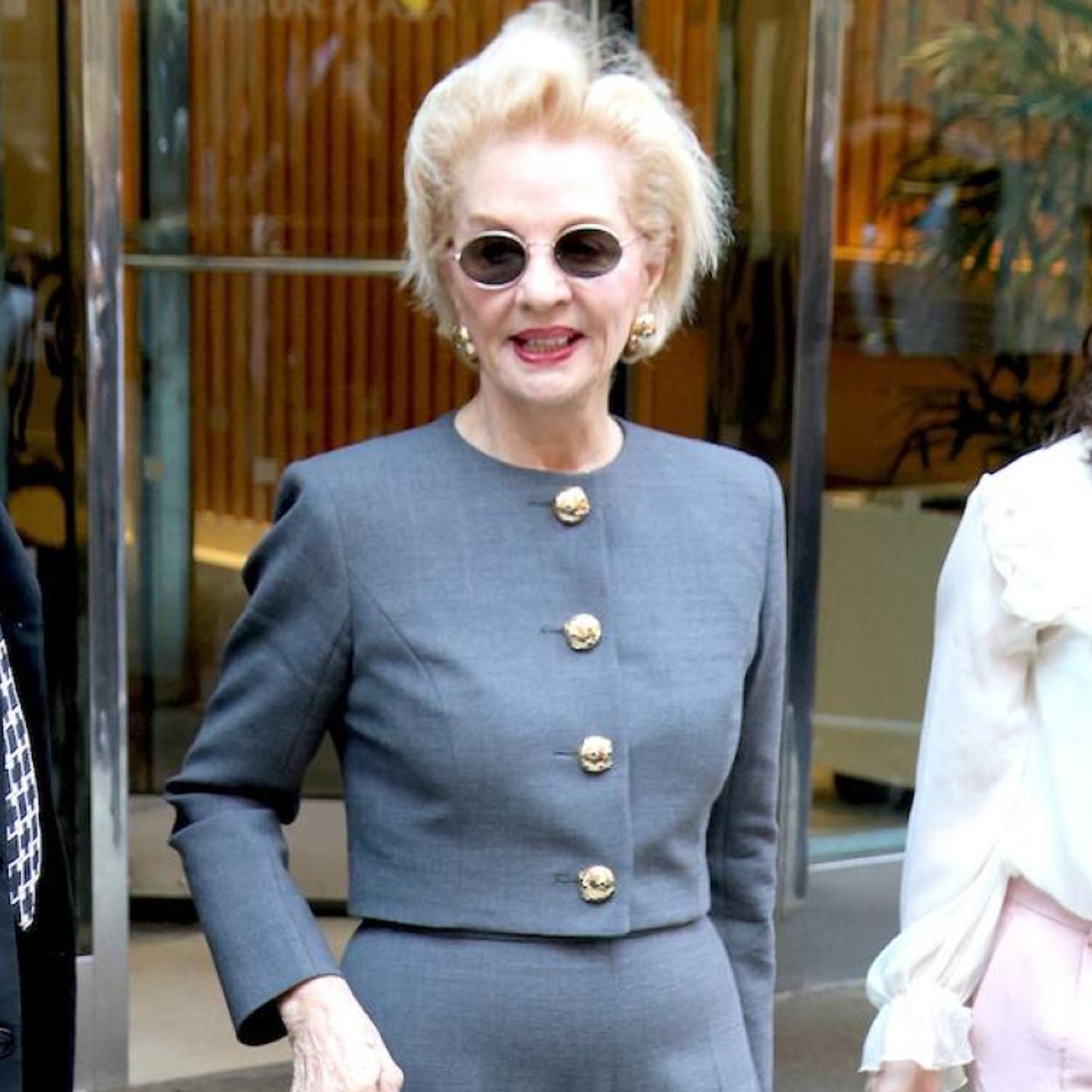 Carolina Herrera con un dos piezas de color gris.