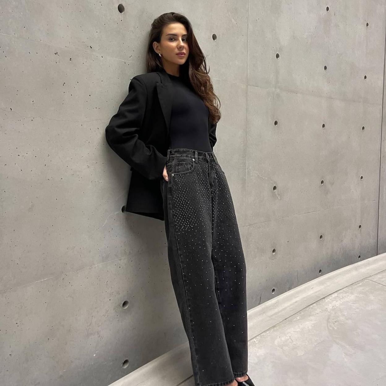 Influencer con pantalones de tachas