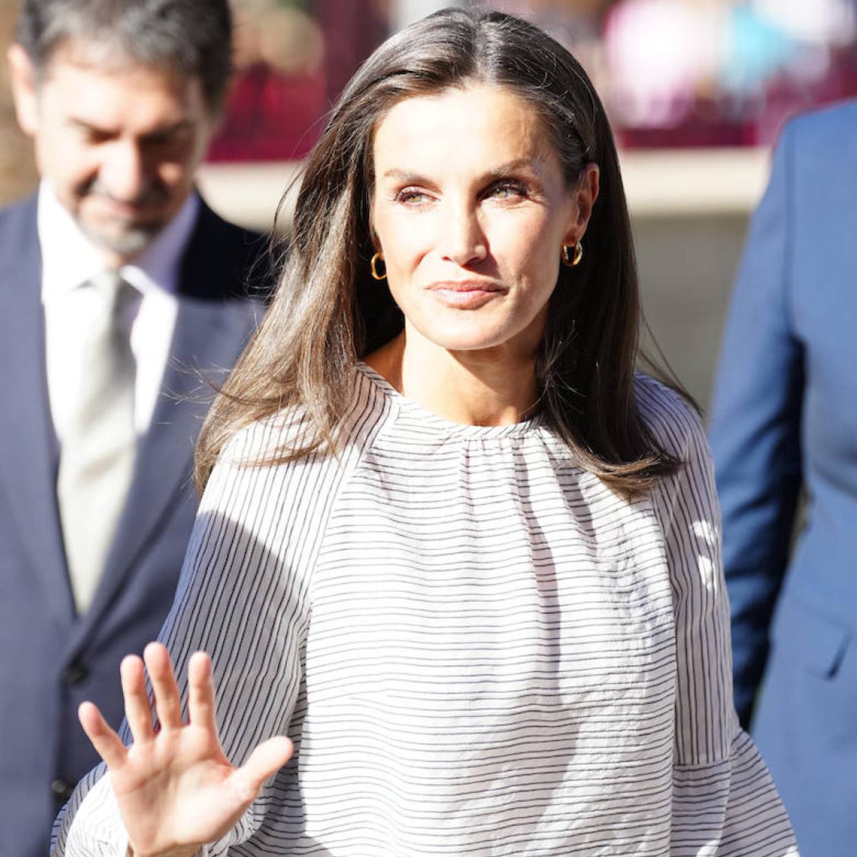 La reina Letizia con una blusa de Roberto Verino.