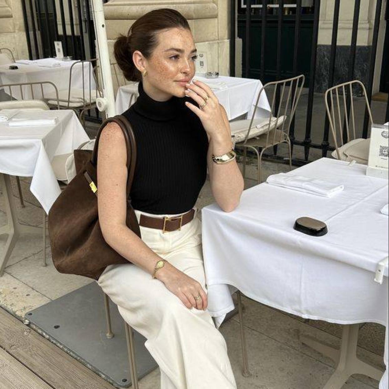 Influencer con chaleco de cuello alto elegante