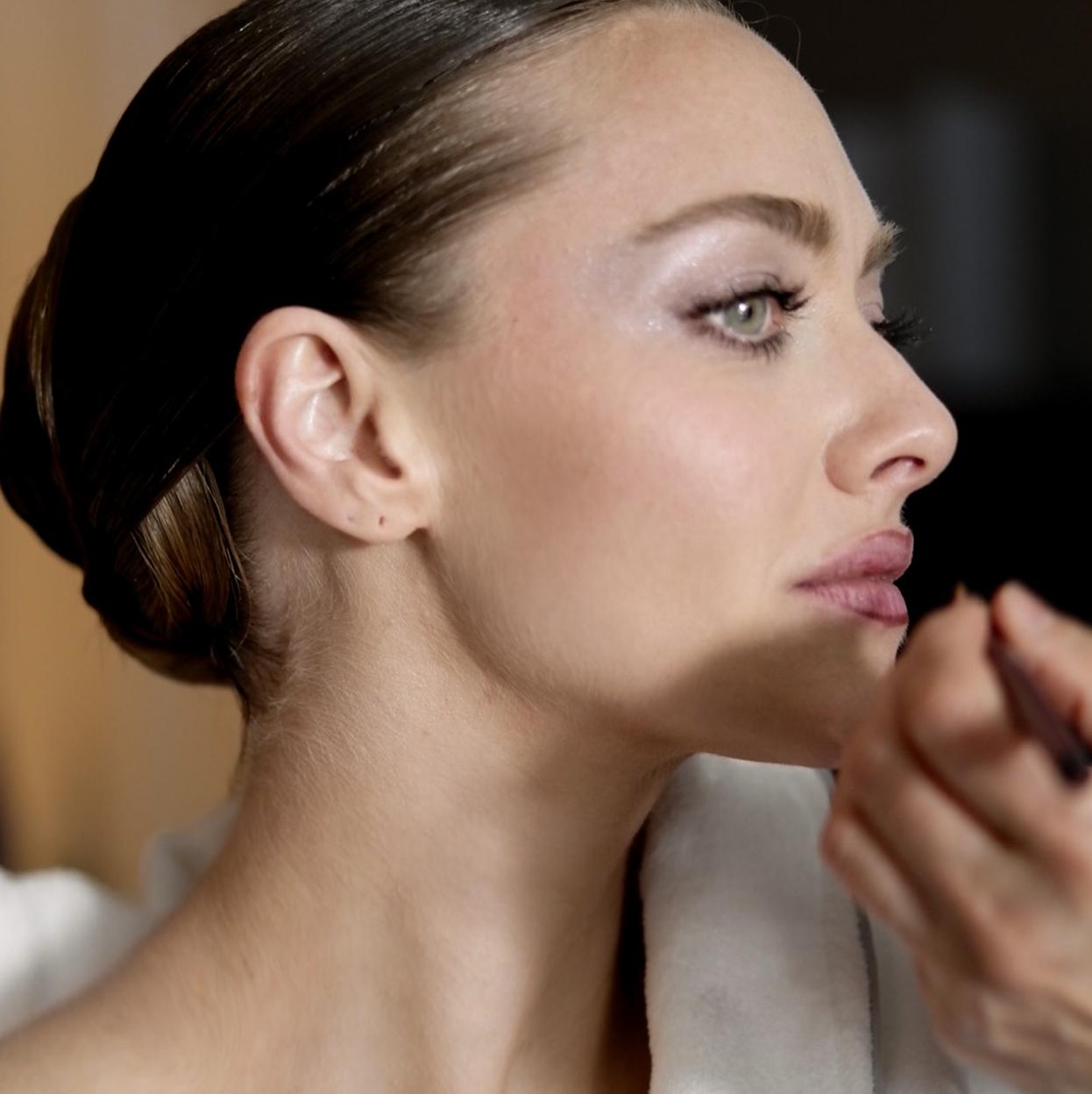 Amanda Seyfried perfilándose los labios.