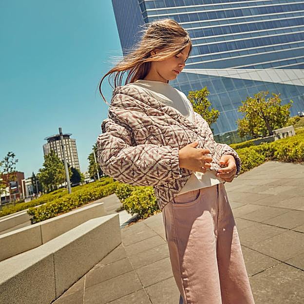 Chaqueta acolchada estampada de niña con un -30% de descuento al meterla en la cesta (27.99 euros).