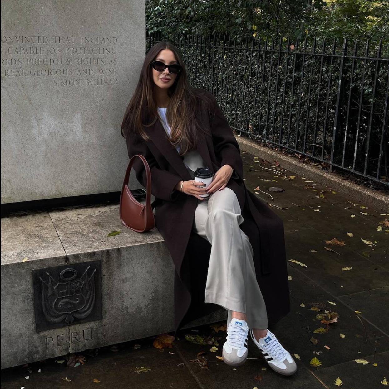 Influencer con chaqueta de punto larga