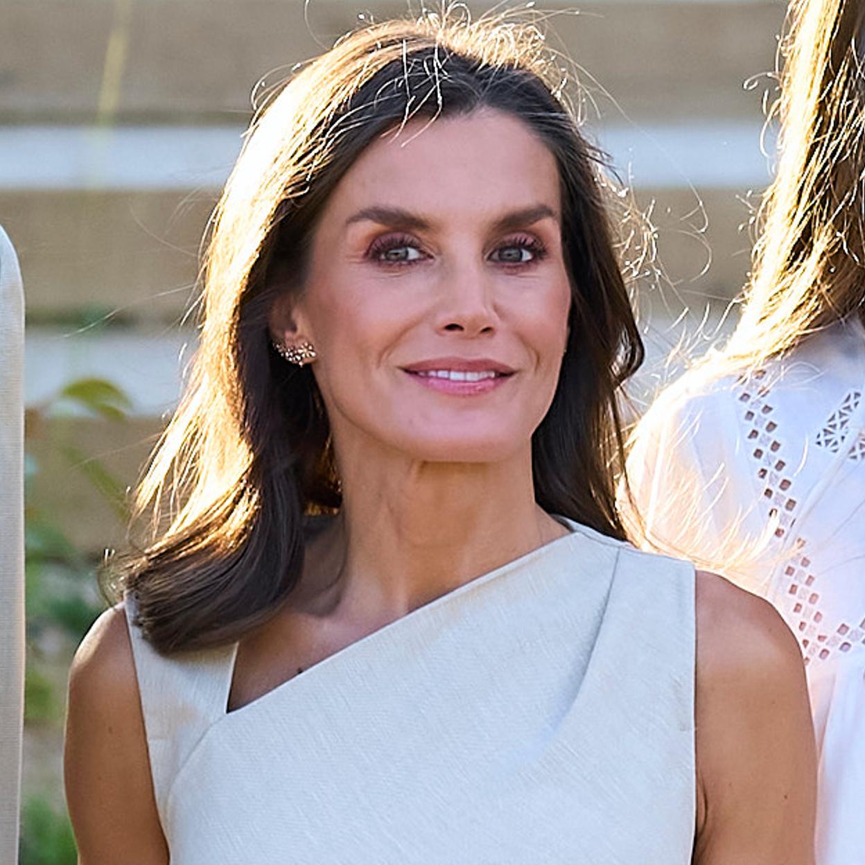 La reina Letizia cumple 52 años sin nubes a la vista, pero con mucha expectación por ver cómo enfrentará el curso con nuevo equipo en Zarzuela. 