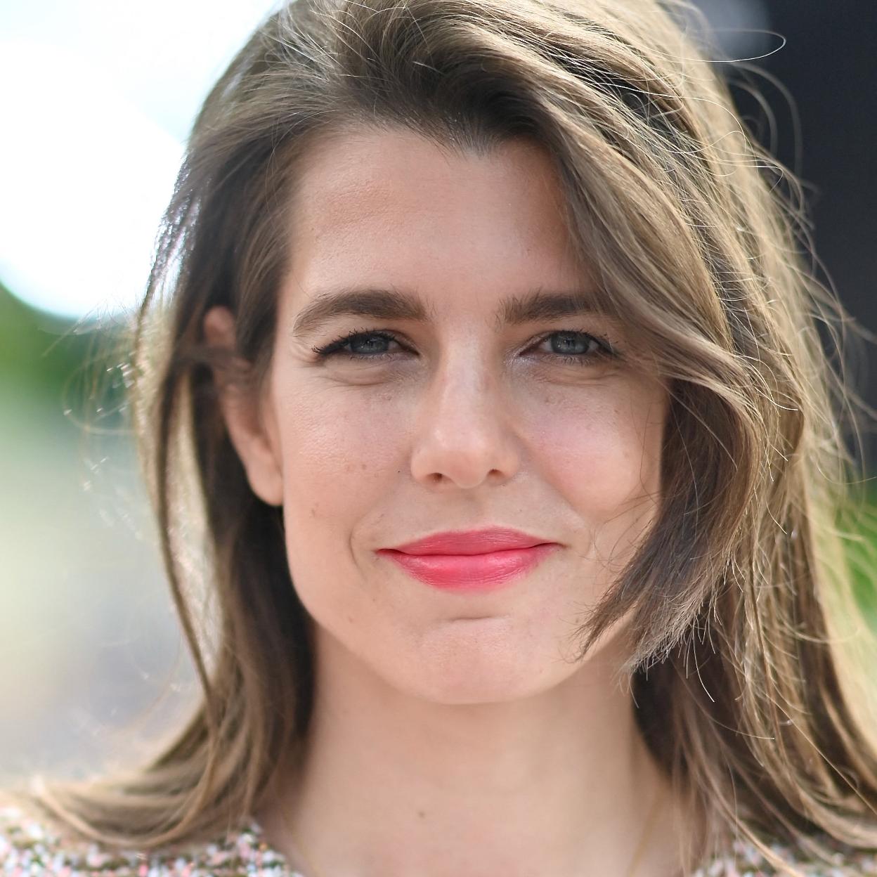 Carlota Casiraghi sostiene en brazos a su hijo Raphaël Elmaleh. 
