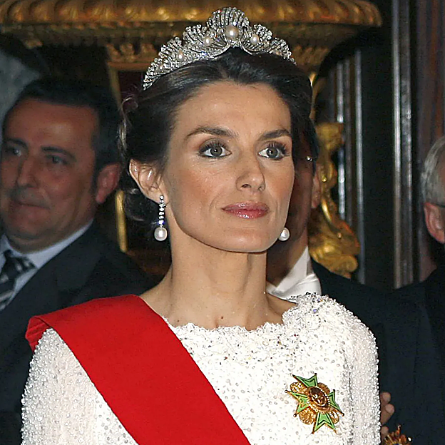 Las joyas con perlas que odiaba la reina Sofía y siempre se pone Letizia: broches, collares y tiaras heredados de los Borbones