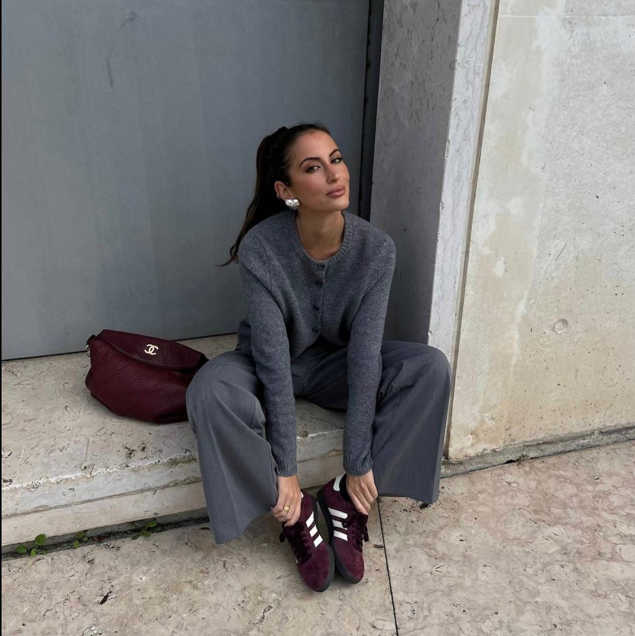 Influencer con zapatillas tendencia para otoño 2024