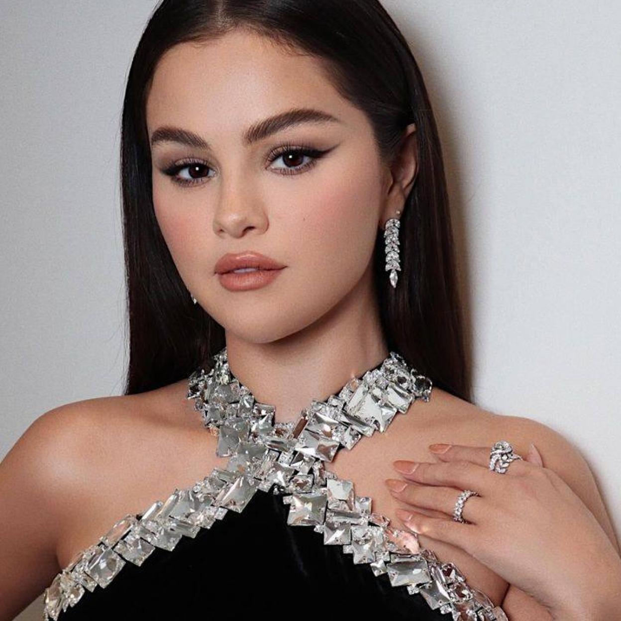 Selena Gómez con esmalte de uñas tendencia para otoño