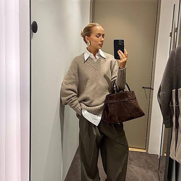 10 jerséis con cuello de pico básicos que quedan elegantes con camisas para llevar en otoño