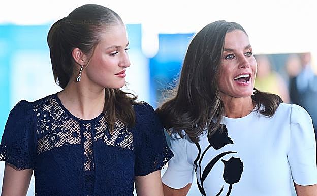 La princesa Leonor tomó un avión comercial en Vigo para sorprender a su madre en Madrid, con ocasión de su 52 cumpleaños. 