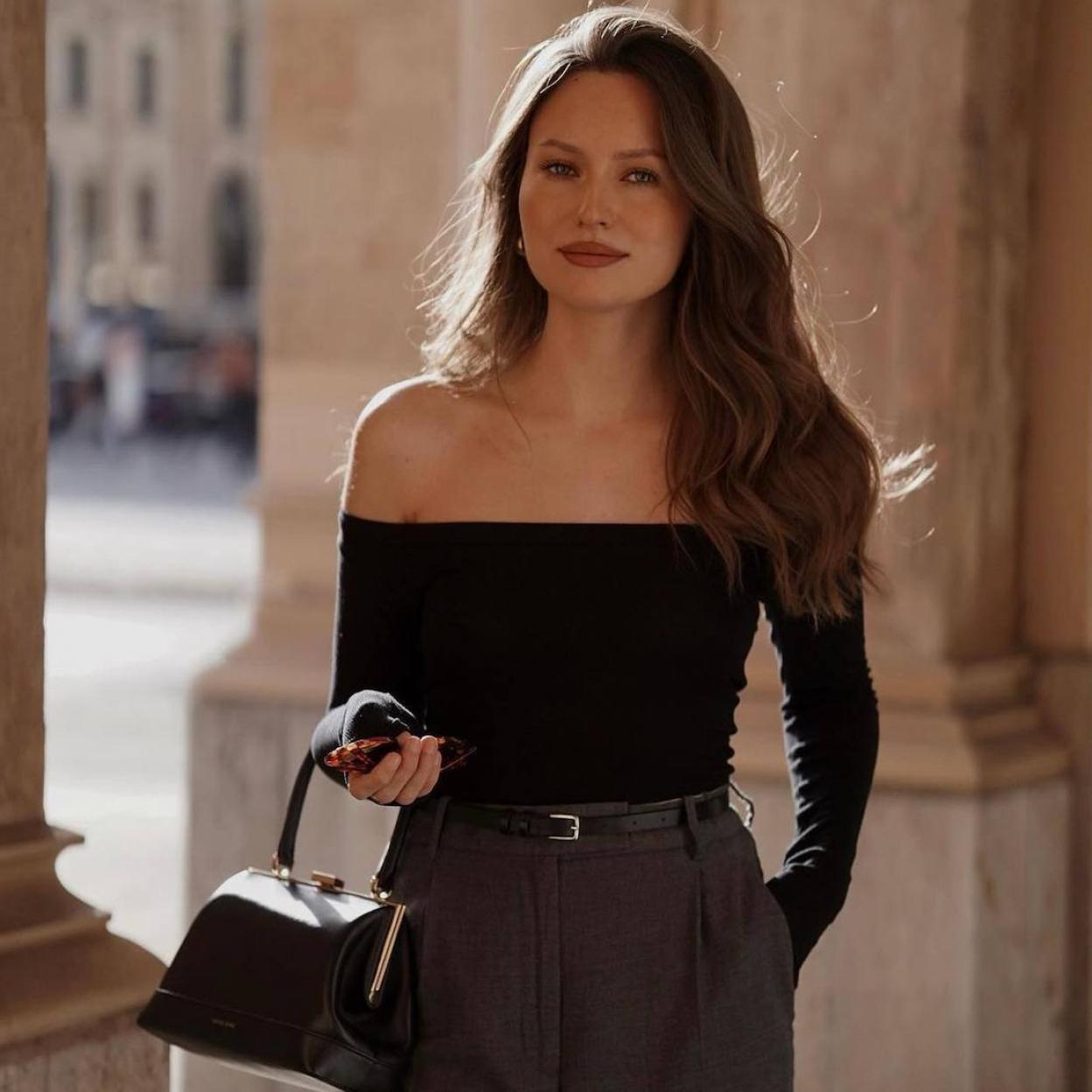 Influencer con camiseta bardot