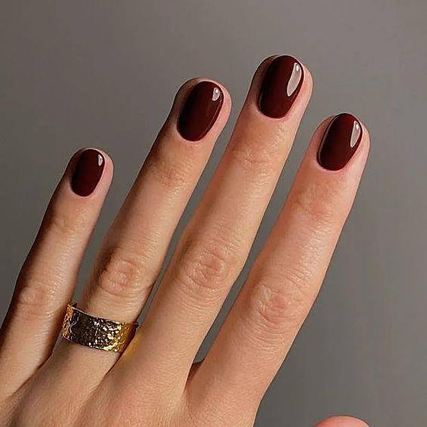 Manicura color burdeos