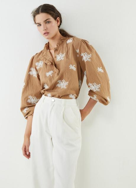 Imagen - Blusa con bordados do de Sfera (25,99 euros)