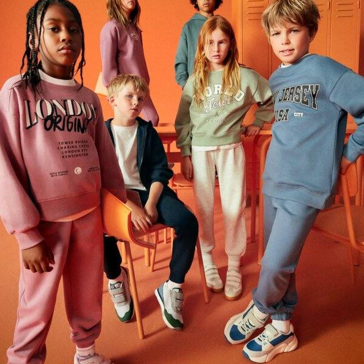 Niños con ropa deportiva para la vuelta al cole