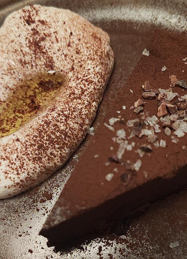 Imagen - La tarta de chocolate de Manifesto 13, excelentemente acompañada de nata casera y aceite de oliva. / AFL