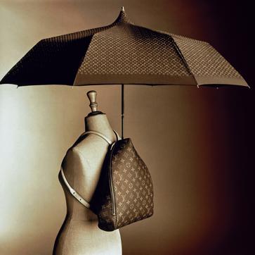 Imagen secundaria 1 - Arriba, look de la colección actual de Sybilla. Abajo, la mochila paraguas que diseñó para Louis Vuitton y un look de la colección Mentiras (otoño 1988).