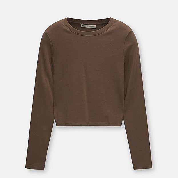 Imagen principal - Camiseta ajustada manga larga de Pull and Bear (9,99€)/ Camiseta algodón modal tirantes de Zara (7,95€)/ Body entallado sin mangas de Mango (17,99€)