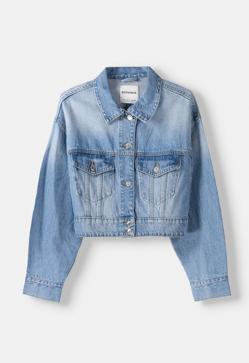 Imagen secundaria 2 - Cardigan cropped en punto de canalé de H&M (17,99€)/ Chaqueta corta de tweed de Sandro (365€)/ Cazadora denim cropped de Bershka (18,19€)