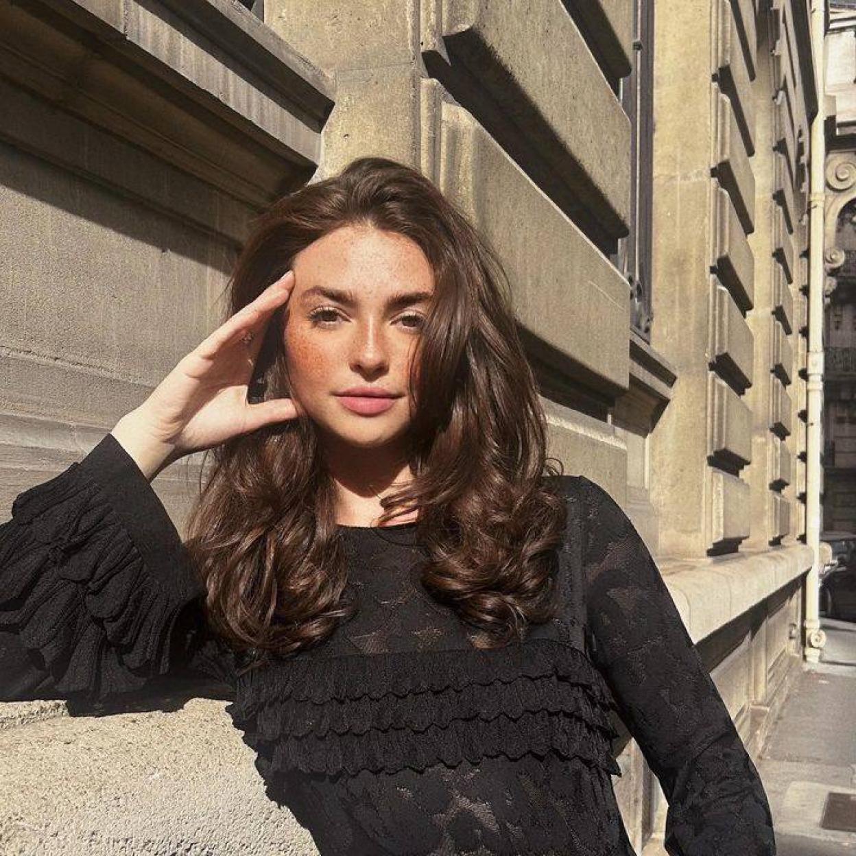 Influencer con pelo limpio y con cuerpo