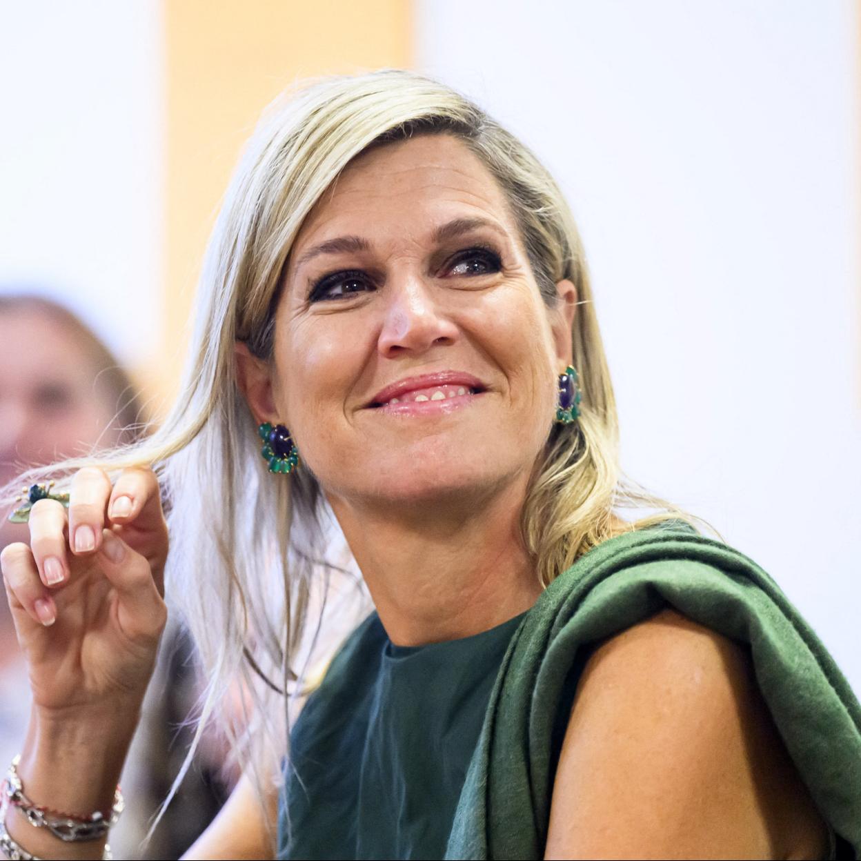 La reina Máxima de Holanda ha lucido uno de sus llamativos looks en color verde y de aire «charlestón». 