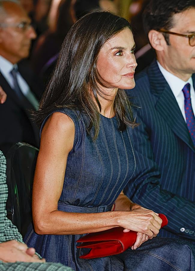 Imagen - Letizia con un vestido vaquero de Carolina Herrera y una cartera de mano en color rojo. FOTO: Gtres.