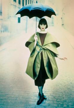 Imagen secundaria 2 - Arriba, look de la colección actual de Sybilla. Abajo, la mochila paraguas que diseñó para Louis Vuitton y un look de la colección Mentiras (otoño 1988).