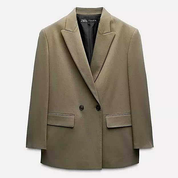 Imagen principal - Blazer cruzadda oversize de Zara (39,95€)/ Vestido camisero cinturón de Zara (45,95€)/ Bolso tote con monograma TH de Tommy Hilfiger (159,90€ en El Corte Inglés)