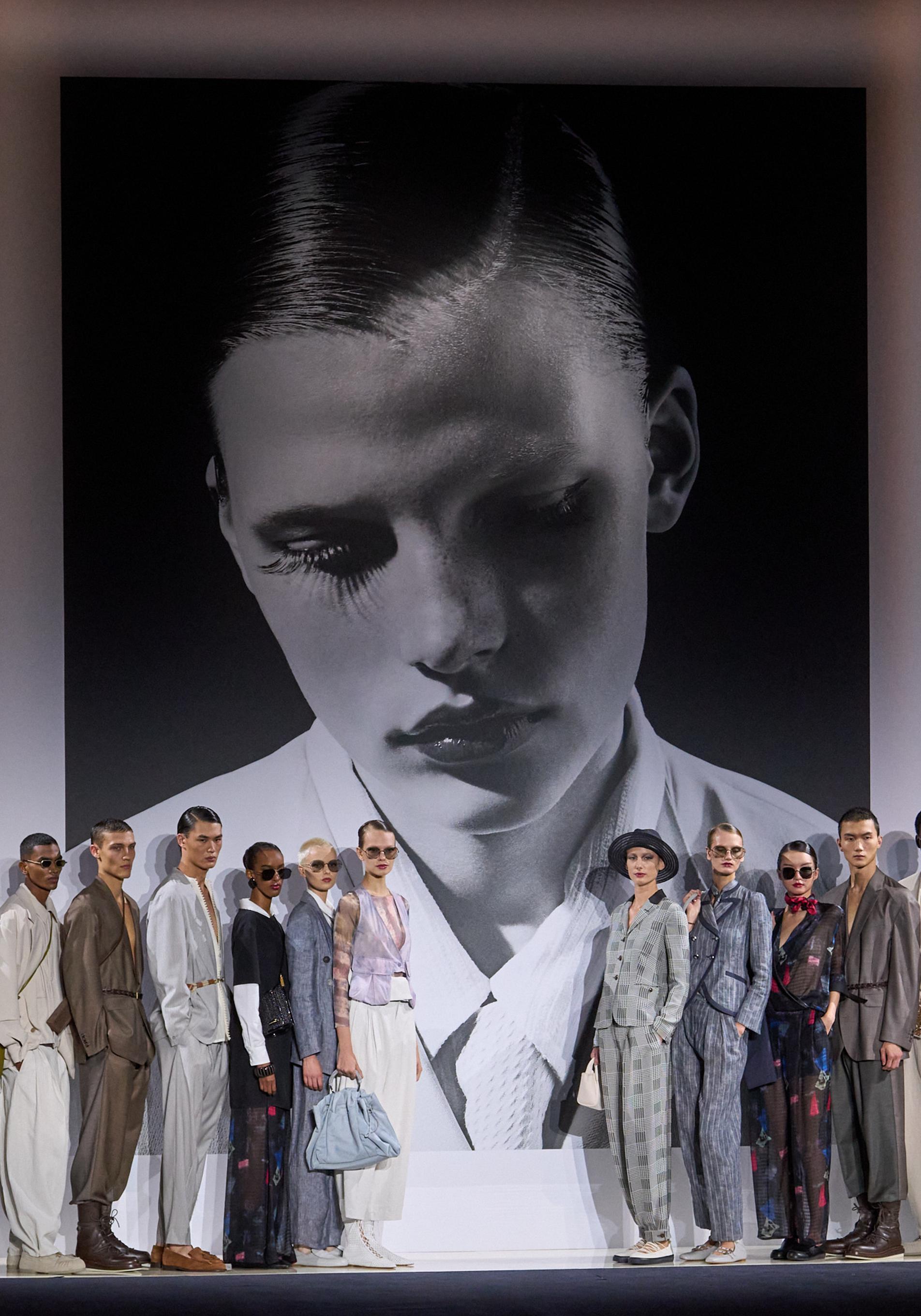 Modelos al final del desfile de Emporio Armani.