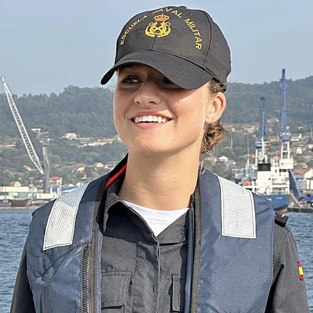 Leonor y el complejo del último de la clase: así ha sido su primera salida al mar para aprender labores de salvamento