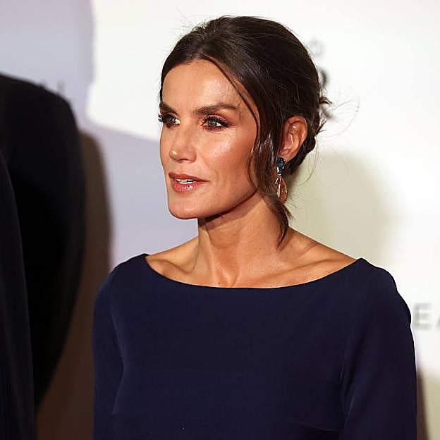 Las tres veces que la reina Letizia se vistió para arrasar en el Teatro Real: el look gótico, el escote polémico y el vestido de novia