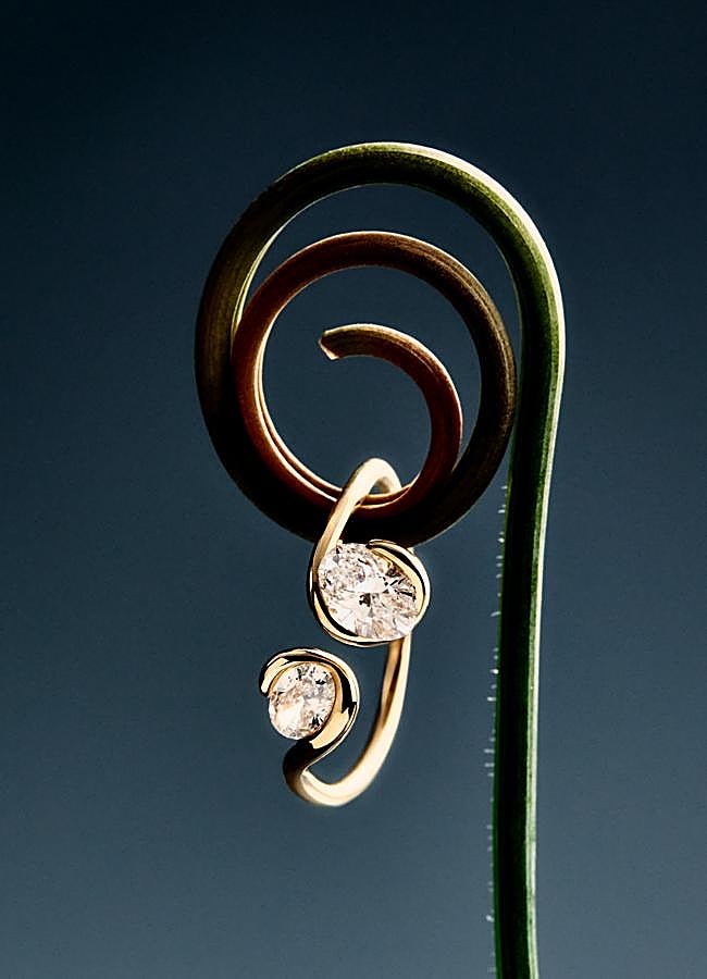 Imagen - Anillo de la colección de PDPAOLA junto a Valeria Vasi.