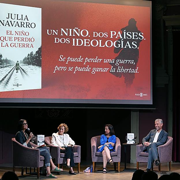 Imagen de un momento de la presentación de El niño que perdió la guerra. De izquierda a derecha, Inés Martín Rodrigo, Julia Navarro, Margarita Robles y David Trías.