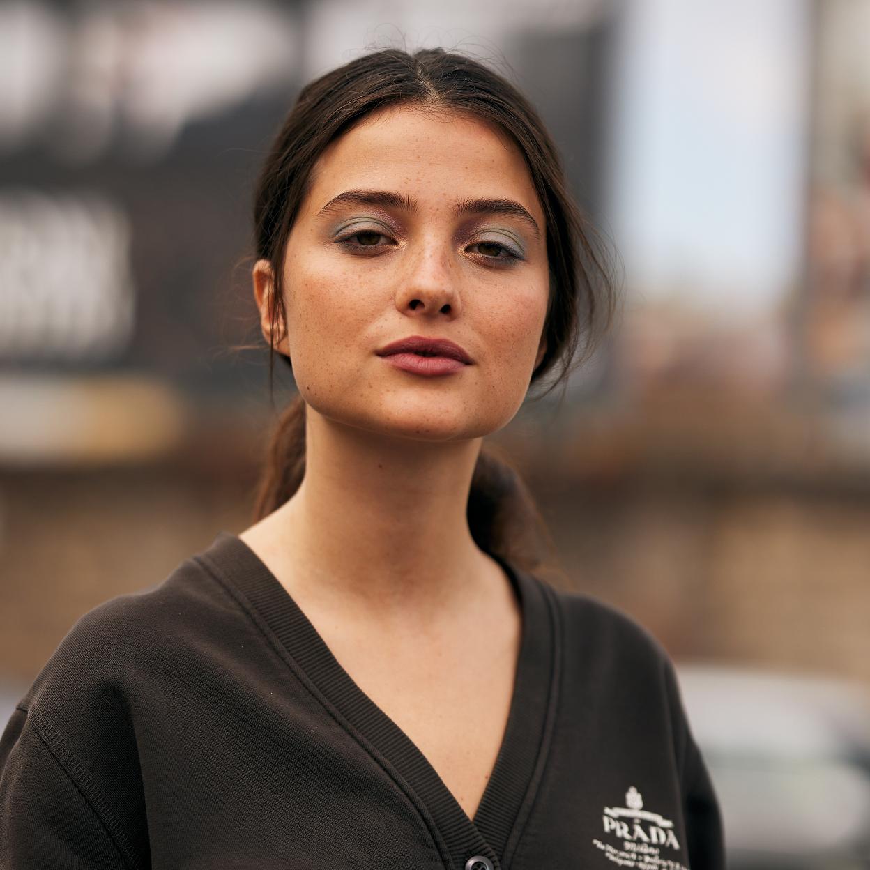 Así es el color de labios burdeos natural que no dejamos de ver en el street style de Milán 2024.