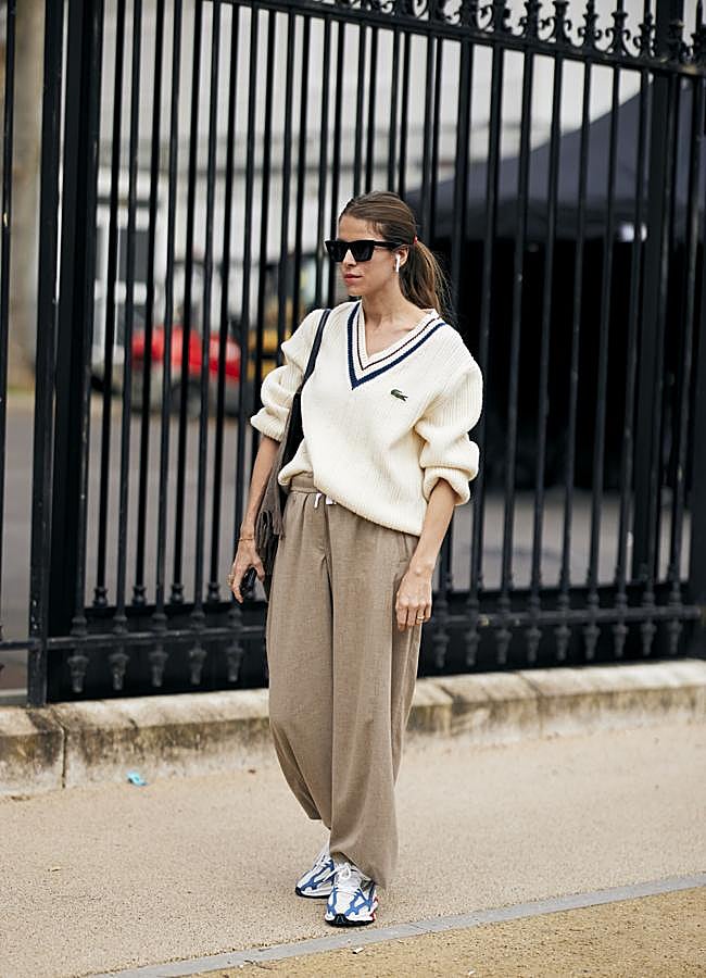 Imagen - Un look con jersey de punto y zapatillas deportivas. Foto: Launchmetrics spotlight