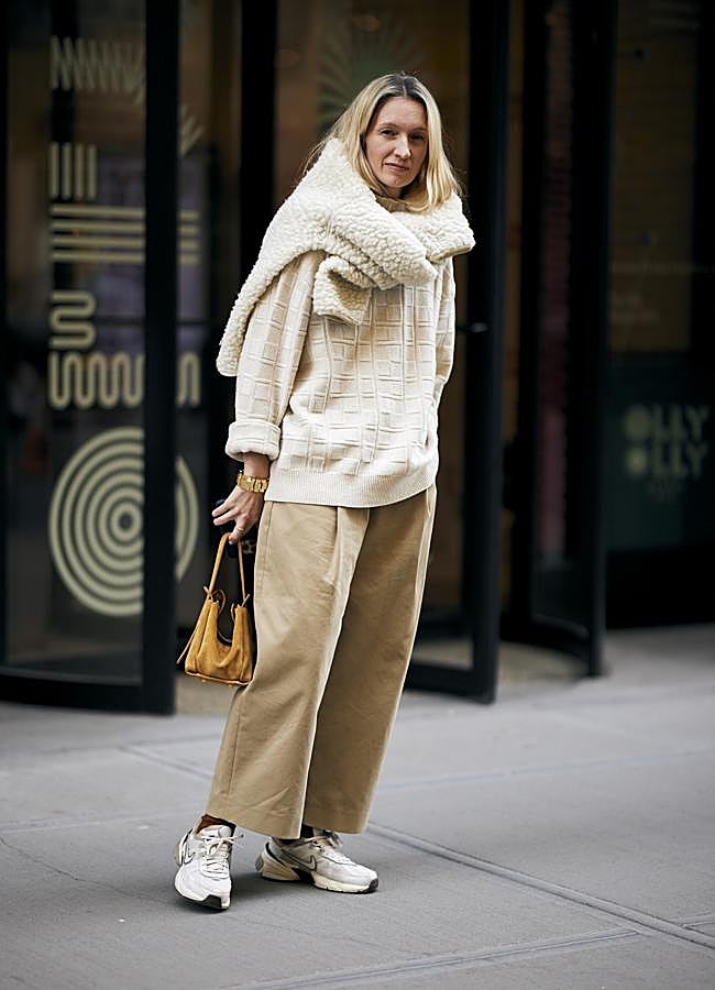 Imagen - Un look en tonos claros y zapatillas blancas. Foto: Launchmetrics spotlight.