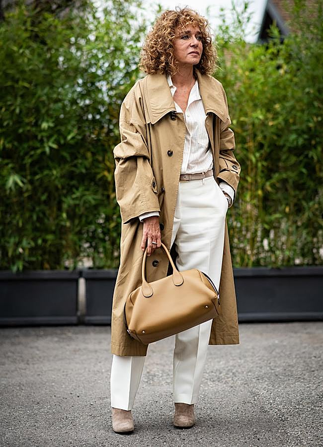 Imagen - Mujer vestida con prendas básicas neutras/LAUNCHMETRICS SPOTLIGHT