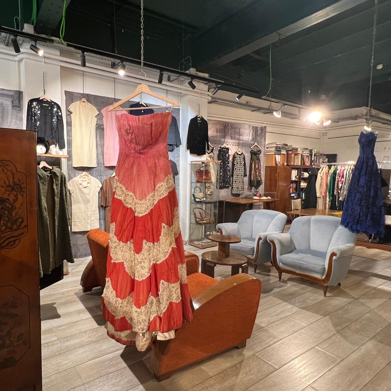 Prendas de alta costura y bolsos que serán subastados este jueves. 