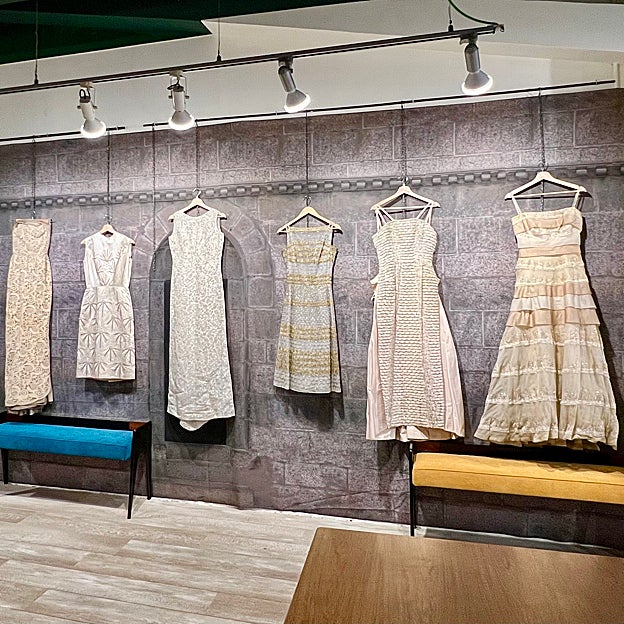 El tercer vestido por la izquierda es de Balenciaga. 