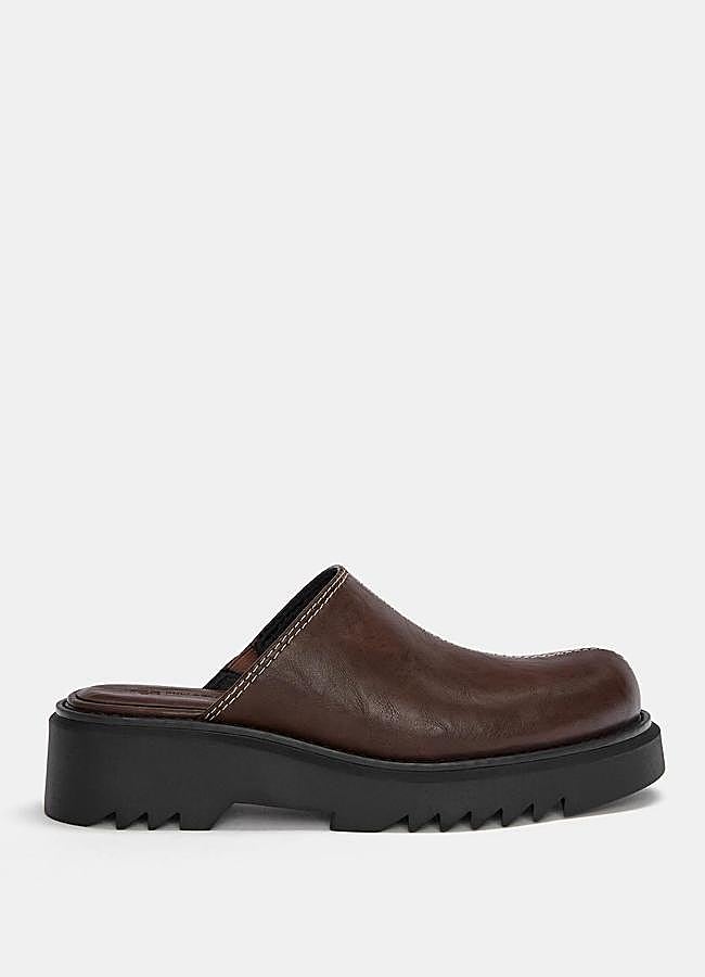 Imagen - Zueco de piel con pespuntes de Pull&Bear, 35,99 euros.