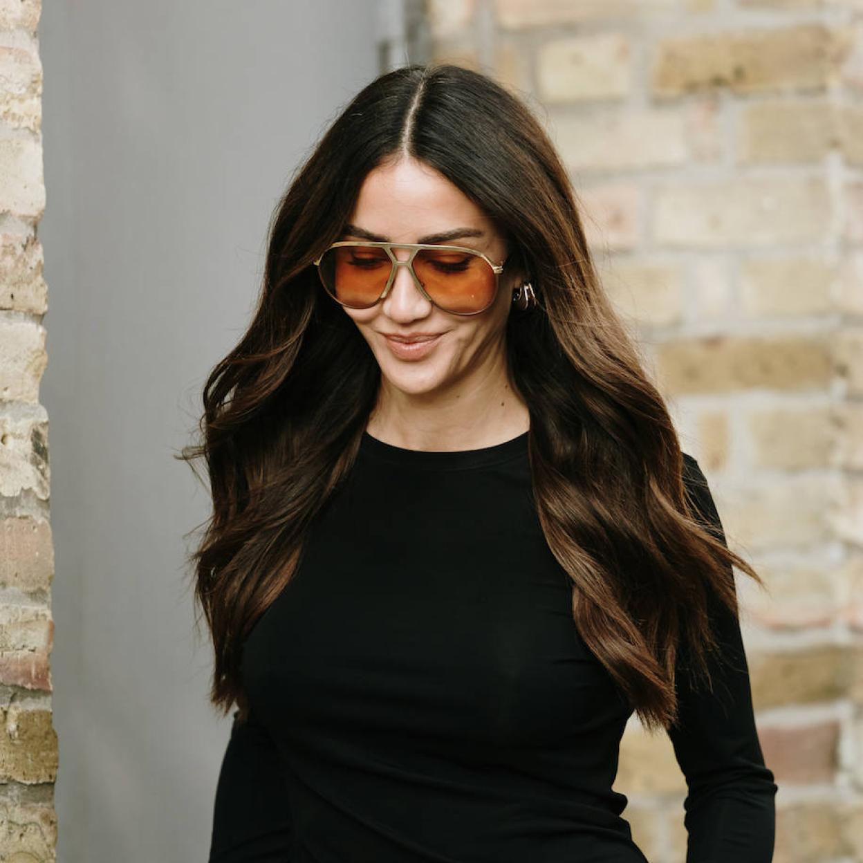 Influencer con pelo suave y brillante